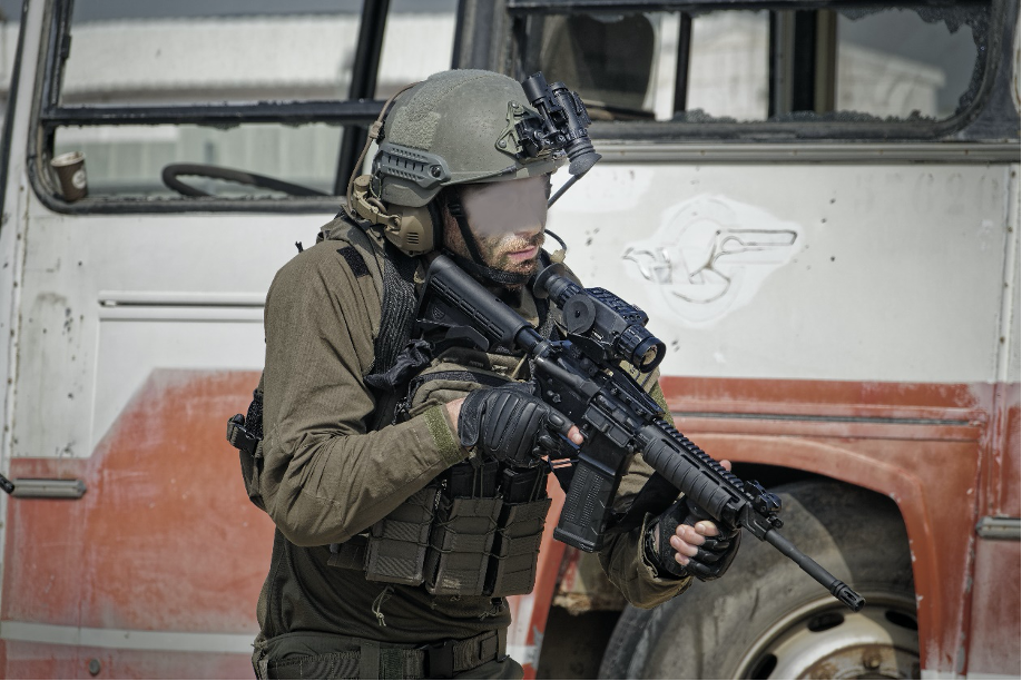 Dieser Soldat der Spezialkräfte nutzt die monokulare Nachtsichtoptik XACT nv32 am Helm sowie das Aufsatzgerät XACT th64 als Waffenoptik an seinem Sturmgewehr. 